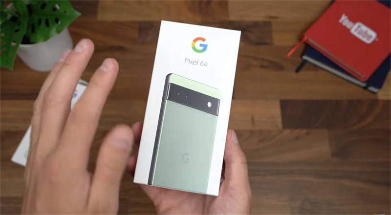 Hộp đựng của Google Pixel 6a với tông màu trắng là chủ đạo và mặt chính diện có hình sản phẩm. Nguồn: Tim Schofield.