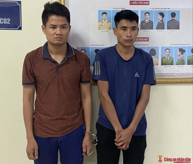 Đối tượng Mai Thanh Tùng và Vũ Văn Tiến tại trụ sở Cục Cảnh sát hình sự.