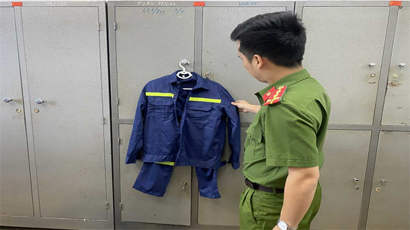 Cán bộ Cục Cảnh sát hình sự kiểm tra quần áo bảo hộ Cảnh sát PCCC mà đối tượng Mai Thanh Tùng và Vũ Văn Tiến gửi cho các bị hại