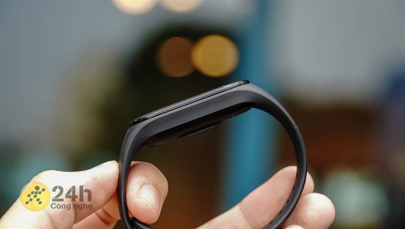 Cạnh bên sợi dây đeo của Xiaomi Band 7 được dát phẳng trông rất là hiện đại