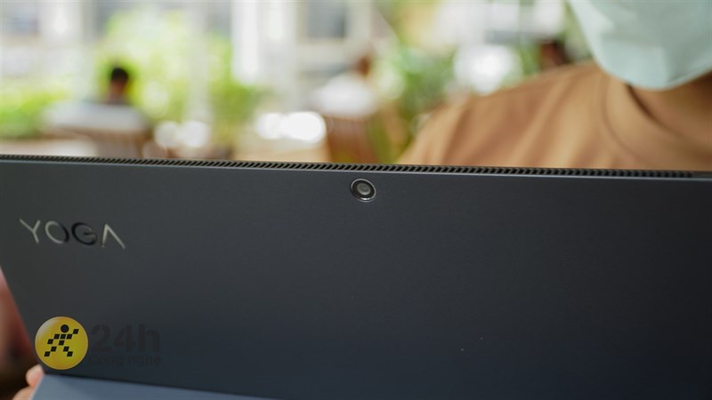 Lenovo Yoga Duet 7 13ITL6 còn được trang bị cả camera sau. Lenovo Yoga Duet 7 13ITL6 còn được trang bị cả camera sau.