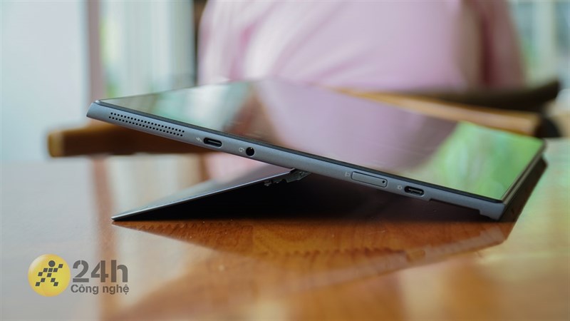Cạnh trái của Lenovo Yoga Duet 7 13ITL6. Cạnh trái của Lenovo Yoga Duet 7 13ITL6.