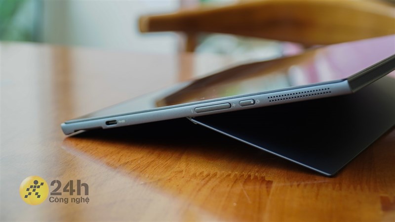 Cạnh phải của Lenovo Yoga Duet 7 13ITL6. Cạnh phải của Lenovo Yoga Duet 7 13ITL6.
