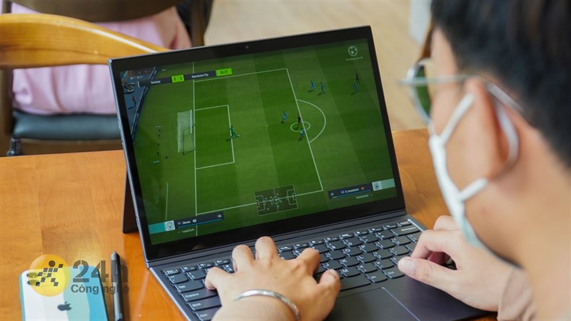 Độ sáng màn hình của Lenovo Yoga Duet 7 13ITL6 cũng khá tốt, con số 450 nits đủ để bạn sử dụng máy trong điều kiện ánh sáng mạnh. Độ sáng màn hình của Lenovo Yoga Duet 7 13ITL6 cũng khá tốt, con số 450 nits đủ để bạn sử dụng máy trong điều kiện ánh sáng mạnh.
