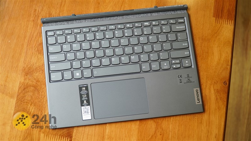 Thành phần thứ hai đi kèm với Lenovo Yoga Duet 7 13ITL6 là case bàn phím. Thành phần thứ hai đi kèm với Lenovo Yoga Duet 7 13ITL6 là case bàn phím.