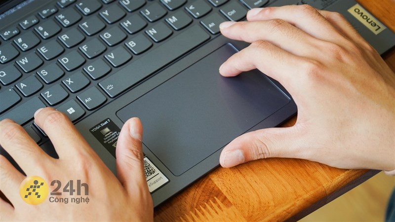 Bàn rê chuột của Lenovo Yoga Duet 7 13ITL6 có kích thước lớn, thoải mái để mình thao tác bằng 2-3 ngón tay. Bàn rê chuột của Lenovo Yoga Duet 7 13ITL6 có kích thước lớn, thoải mái để mình thao tác bằng 2-3 ngón tay.