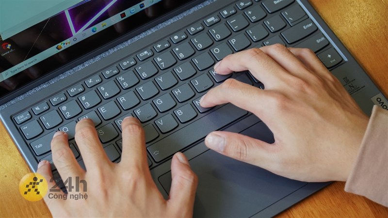 Bàn phím của Lenovo Yoga Duet 7 13ITL6 được đánh giá tốt về chất lượng cũng như trải nghiệm gõ. Bàn phím của Lenovo Yoga Duet 7 13ITL6 được đánh giá tốt về chất lượng cũng như trải nghiệm gõ.