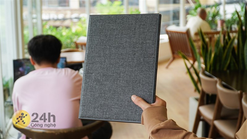 Phần bàn phím của máy được hãng làm rất mỏng và khi gắn vào cũng không làm cho tổng thể thiết bị trở nên quá dày. Phần bàn phím của máy được hãng làm rất mỏng và khi gắn vào cũng không làm cho tổng thể thiết bị trở nên quá dày.
