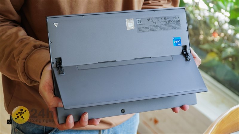 Phần bản lề của Lenovo Yoga Duet 7 13ITL6 cũng là một yếu tố được mình đánh giá cao khi có mức độ hoàn thiện cao. Phần bản lề của Lenovo Yoga Duet 7 13ITL6 cũng là một yếu tố được mình đánh giá cao khi có mức độ hoàn thiện cao.