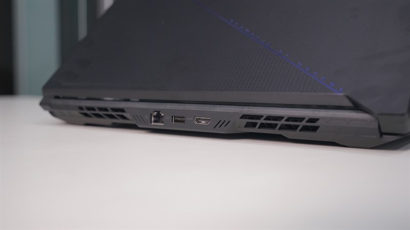 Cạnh sau của ASUS ROG Zephyrus Duo 16 với cổng LAN RJ45, cổng USB-A 3.2 thế hệ 2, cổng HDMI 2.1