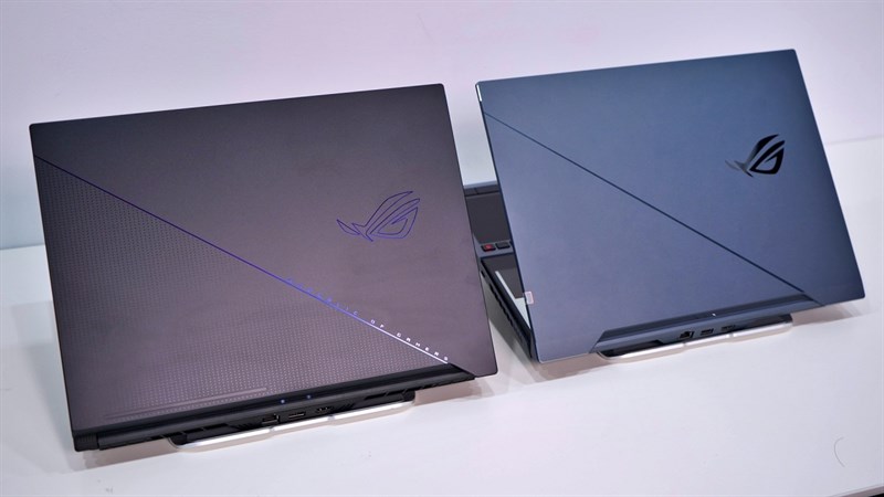 ASUS ROG Zephyrus Duo 16 nổi bật với logo ROG cùng với mặt lưng được chia làm 2 phần