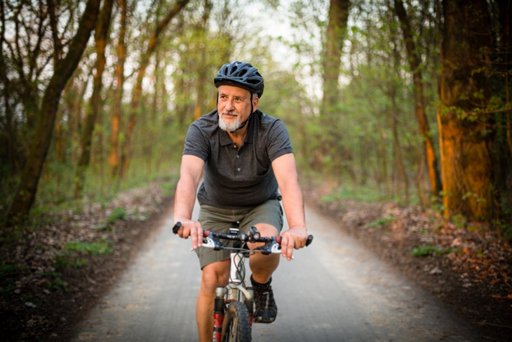 Người già nên đi bộ hay đi xe đạp? Lợi ích đối với sức khoẻ người cao tuổi > Xây dựng sức mạnh, giảm lão hóa