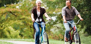 Người già nên đi bộ hay đi xe đạp vì lý do sức khỏe? Lợi ích sức khỏe của việc đi xe đạp và đi bộ cho người lớn tuổi