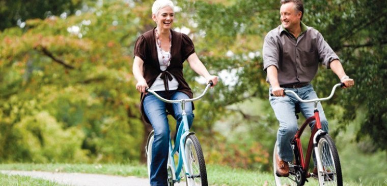 Người già nên đi bộ hay đi xe đạp? Lợi ích đối với sức khoẻ người cao tuổi