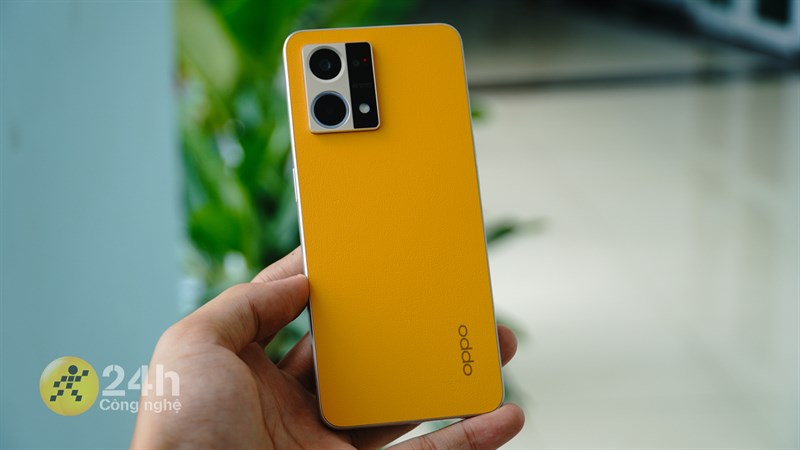 OPPO Reno7 với chất liệu mặt lưng độc đáo cùng màu sắc cực kì trẻ trung, hiện đại.