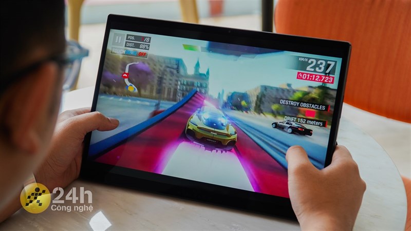 Hiếm những game nào tối ưu tốt cho thao tác cảm ứng trên tablet Windows ngoại trừ Asphalt 9.