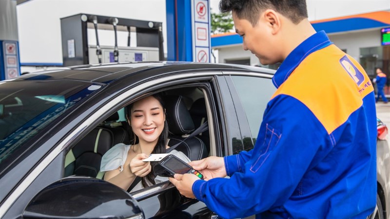 Khách mua xăng có thể dùng thẻ thanh toán không tiếp xúc Khách mua xăng có thể dùng thẻ thanh toán không tiếp xúc