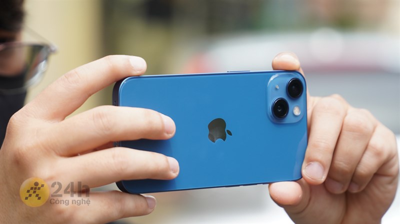 Cụm camera sau của iPhone 13 với hai ống kính độ phân giải 12 MP.. Cụm camera sau của iPhone 13 với hai ống kính độ phân giải 12 MP..