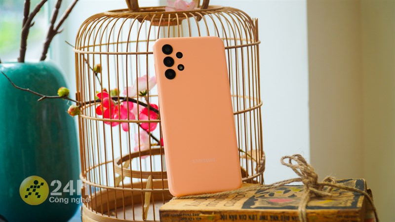 Thiết kế đơn giản nhưng trẻ trung và hiện đại chính là sức hấp dẫn của Galaxy A13. Thiết kế đơn giản nhưng trẻ trung và hiện đại chính là sức hấp dẫn của Galaxy A13.