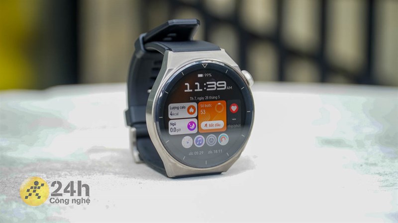 Huawei Watch GT 3 Pro được trang bị màn hình có kích thước 1.43 inch, dùng tấm nền AMOLED