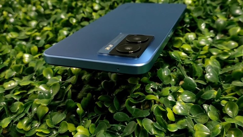 OPPO A77 5G sở hữu phần khung viền vuông vức theo 'trend'