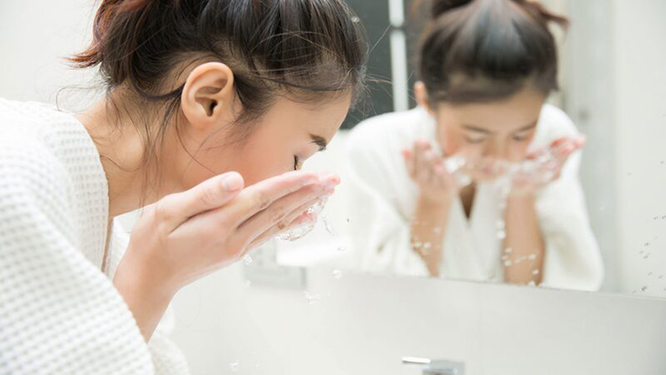 Rửa mặt sạch với sữa rửa mặt chuyên dụng phù hợp với làn da