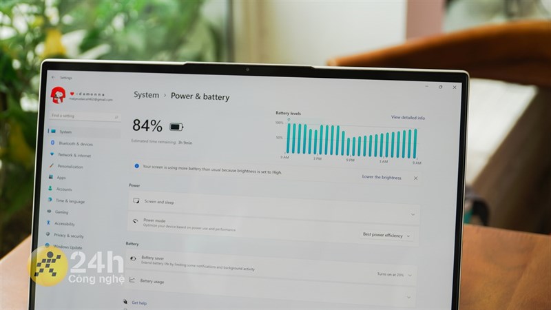 Mình đánh giá thời lượng pin mà Lenovo Yoga Slim 7 Pro 14IHU5 mang lại ở mức rất tốt.