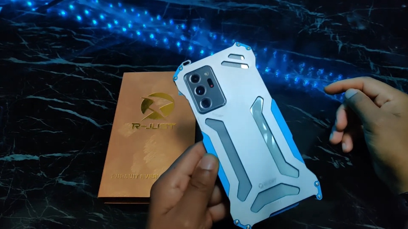 Vì tản nhiệt nhanh nên ốp lưng kim loại có thể làm tay bị khó chịu khi tiếp xúc trực tiếp với nguồn nhiệt. Nguồn: V DOES TECH. Vì tản nhiệt nhanh nên ốp lưng kim loại có thể làm tay bị khó chịu khi tiếp xúc trực tiếp với nguồn nhiệt. Nguồn: V DOES TECH.