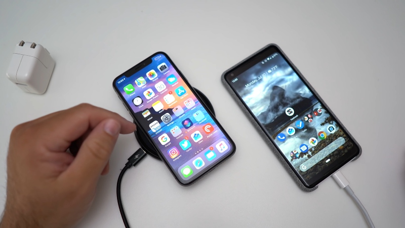 Nhiều người dùng điện thoại không tháo ốp trước khi sạc. Nguồn: zollotech. Nhiều người dùng điện thoại không tháo ốp trước khi sạc. Nguồn: zollotech.