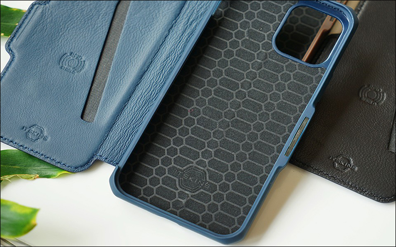 Một số loại ốp lưng da có nắp gập để bảo vệ cả mặt trước điện thoại. Một số loại ốp lưng da có nắp gập để bảo vệ cả mặt trước điện thoại.