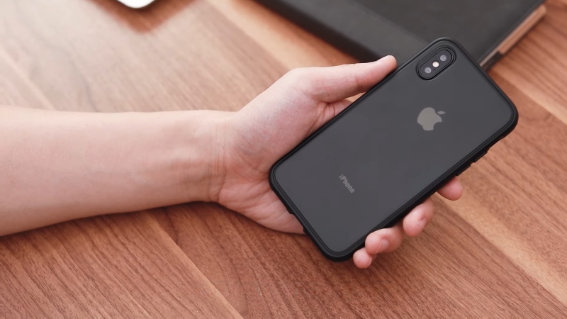 Bề mặt của ốp lưng chống sốc được làm nhám giúp cầm nắm chắc chắn hơn. Nguồn: Humixx. Bề mặt của ốp lưng chống sốc được làm nhám giúp cầm nắm chắc chắn hơn. Nguồn: Humixx.