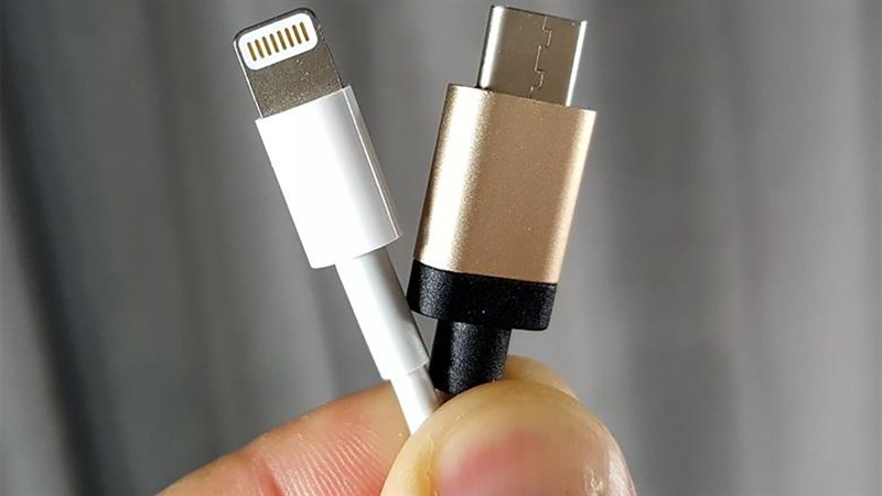 Cổng dây sạc Lightning của iPhone và cổng dây sạc USB Type-C (Nguồn: Pocketnow)