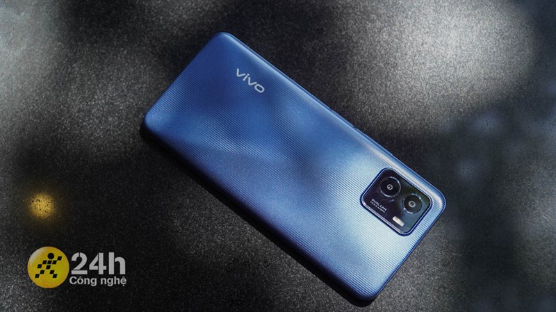 Sản phẩm có thiết kế khá trẻ trung và hiện đại, cho cảm giác cầm nắm thoải mái. 