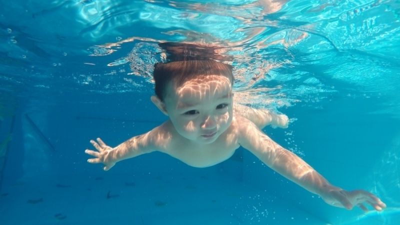 Cho trẻ đi học bơi từ bao nhiêu tuổi? Lưu ý gì khi cho trẻ học bơi?