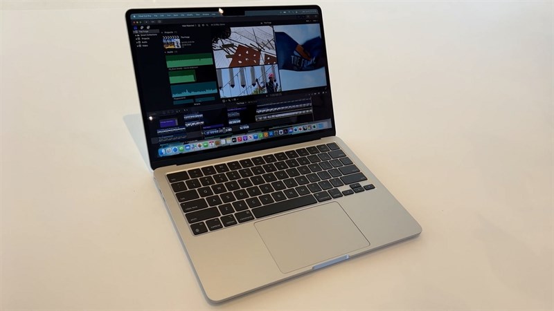 MacBook Air M2 2022 sở hữu 10 nhân đồ họa giúp thực hiện các tác vụ đồ họa, render video dễ dàng, nhanh chóng