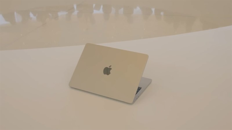 MacBook Air M2 2022 sở hữu thiết kế góc cạnh vuông vức lịch lãm, nam tính