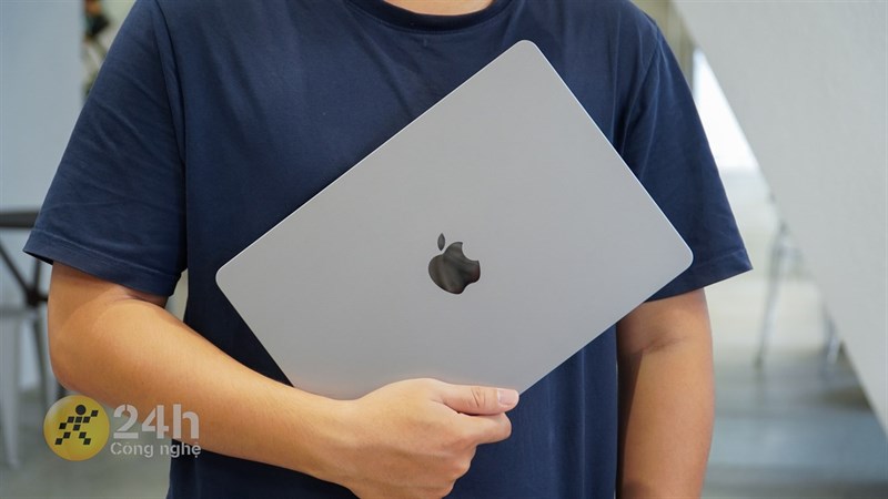 MacBook Air M2 2022 chỉ nặng 1.22 kg và dày 11.3 mm, rất tiện lợi để có thể mang đi làm việc ở bất cứ nơi đâu.