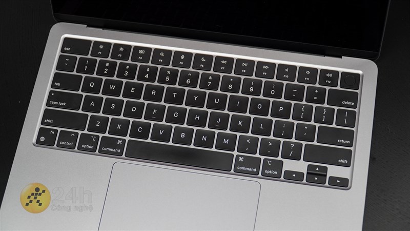 MacBook Air M2 2022 được trang bị bàn phím Magic Keyboard cùng phần touchpad khá lớn.