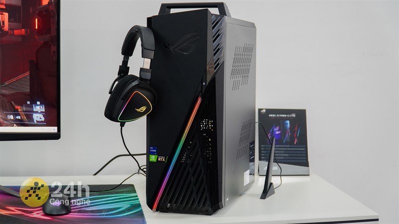 Mặt trước của ROG Strix GT15 2022 nổi bật với dải LED RGB cùng những đường cắt xẻ sâu quen thuộc