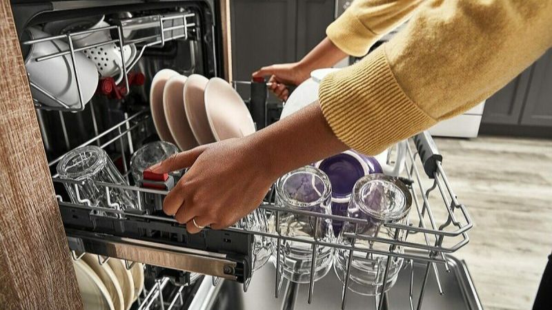 Vì sao chén đĩa có mùi hôi sau khi rửa bằng máy rửa chén?