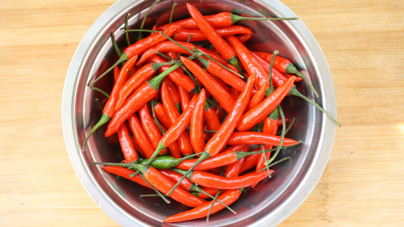 Giá ớt dao động từ 45.000 - 68.000 đồng/kg Giá ớt dao động từ 45.000 - 68.000 đồng/kg