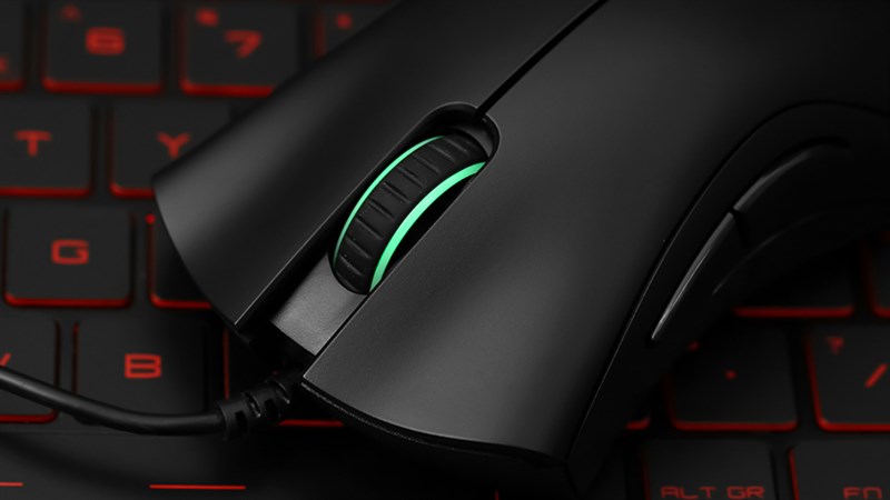 Phần đèn LED màu xanh lá cây đặc trưng sẽ giúp cho chiếc chuột trở nên cực nổi bật vào ban đêm. 