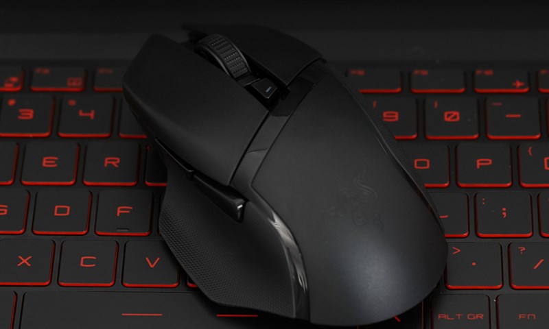 Phần kê tay dành cho ngón cái sẽ giúp giảm độ ma sát khi thao tác với chuột cho cảm giác thoải mái hơn. 