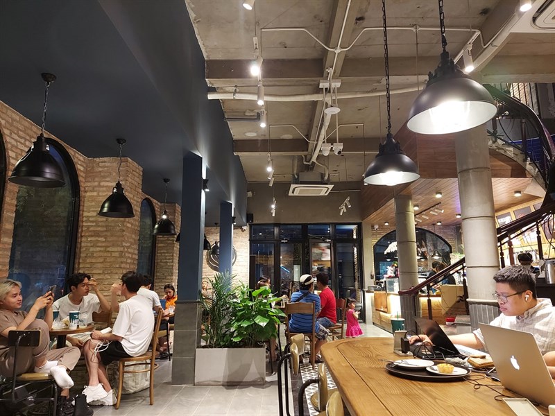 Ảnh chụp trong điều kiện môi trường có nhiều kiểu ánh sáng phức tạp Ảnh chụp trong điều kiện môi trường có nhiều kiểu ánh sáng phức tạp