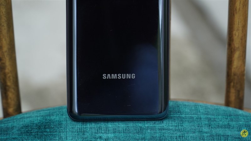 Sau 2 năm, mặt lưng của Galaxy M51 đã xuất hiện những vết xước dăm