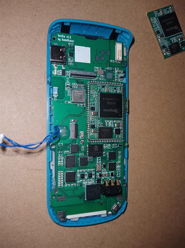Bên trong thân máy Nokia 1680 chạy Linux