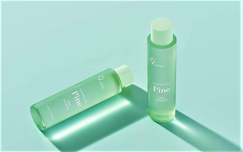 Nước hoa hồng 9Wishes Pine Treatment Skin có thiết kế đặc biệt với màu xanh ngọc bích