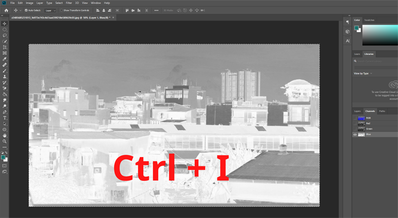 Sau đó nhấn tổ hợp phím Ctrl + I để đảo ngược vùng sáng tối của bức ảnh.