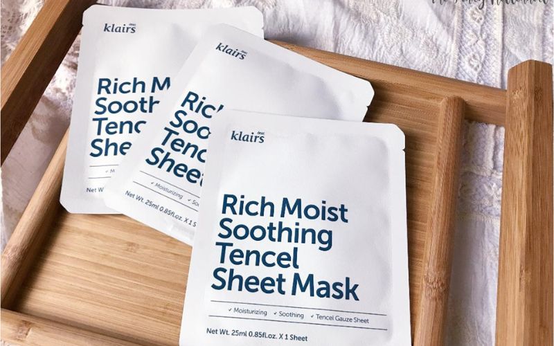 Về bao bì, thiết kế của mặt nạ Klairs Rich Moist Soothing Tencel Sheet Mask