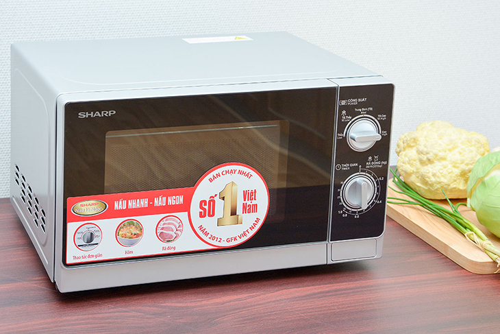 Không sử dụng đồ đựng thức ăn bằng kim loại trong lò vi sóng Sharp R-205VN(S) 20 lít